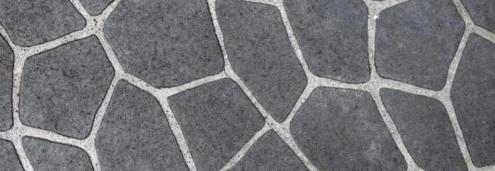 Graue Bodenfliesen mit hellem Fugenmuster